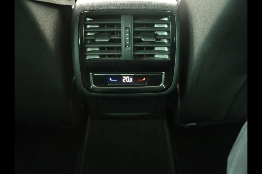Volkswagen Passat 1.4 TSI PHEV GTE | Stoelverwarming | Massage | Leder/Alcantara | Camera | Carplay | Navigatie | Matrix LED | Adaptive cruise | Climate control | 18'' lichtmetalen velgen
