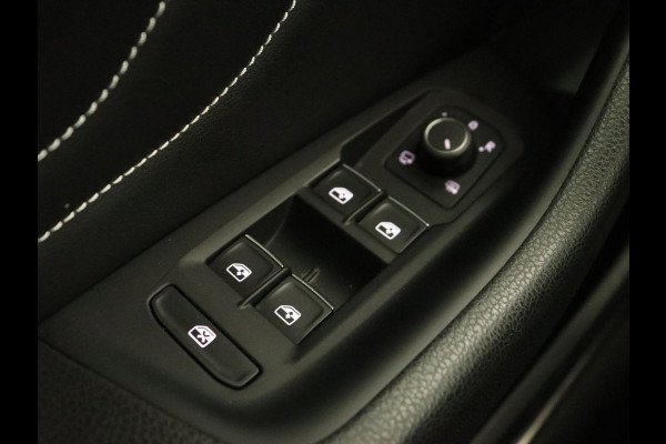 Volkswagen Passat 1.4 TSI PHEV GTE | Stoelverwarming | Massage | Leder/Alcantara | Camera | Carplay | Navigatie | Matrix LED | Adaptive cruise | Climate control | 18'' lichtmetalen velgen