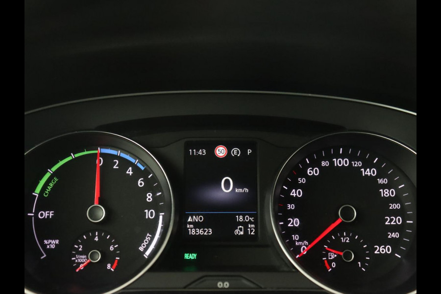 Volkswagen Passat 1.4 TSI PHEV GTE | Stoelverwarming | Massage | Leder/Alcantara | Camera | Carplay | Navigatie | Matrix LED | Adaptive cruise | Climate control | 18'' lichtmetalen velgen