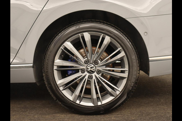 Volkswagen Passat 1.4 TSI PHEV GTE | Stoelverwarming | Massage | Leder/Alcantara | Camera | Carplay | Navigatie | Matrix LED | Adaptive cruise | Climate control | 18'' lichtmetalen velgen