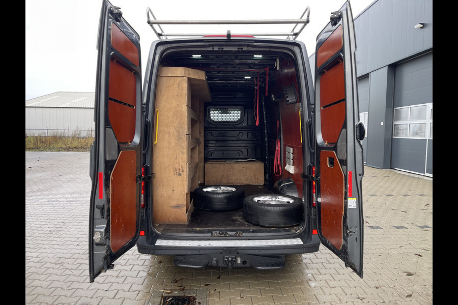 Volkswagen Crafter 35 2.0 TDI 140pk automaat L3H3 ( voorheen L2H2 ) Trendline / vaste prijs rijklaar € 16.950 ex btw / lease vanaf € 285 / grijs metallic / airco / cruise / pdc rondom / trekhaak / imperial