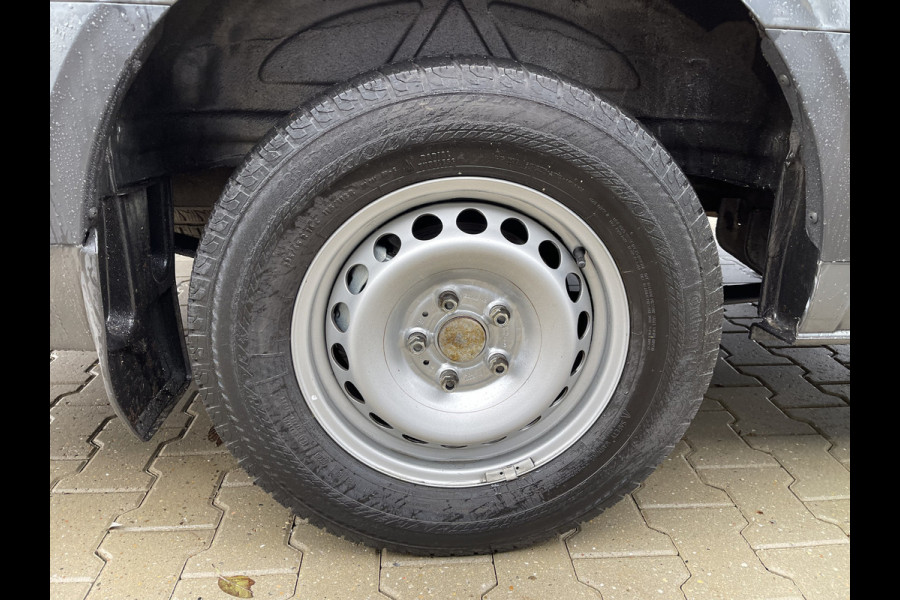 Volkswagen Crafter 35 2.0 TDI 140pk automaat L3H3 ( voorheen L2H2 ) Trendline / vaste prijs rijklaar € 16.950 ex btw / lease vanaf € 285 / grijs metallic / airco / cruise / pdc rondom / trekhaak / imperial