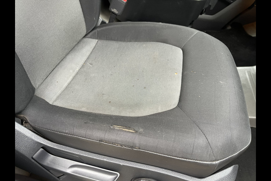 Volkswagen Crafter 35 2.0 TDI 140pk automaat L3H3 ( voorheen L2H2 ) Trendline / vaste prijs rijklaar € 16.950 ex btw / lease vanaf € 285 / grijs metallic / airco / cruise / pdc rondom / trekhaak / imperial