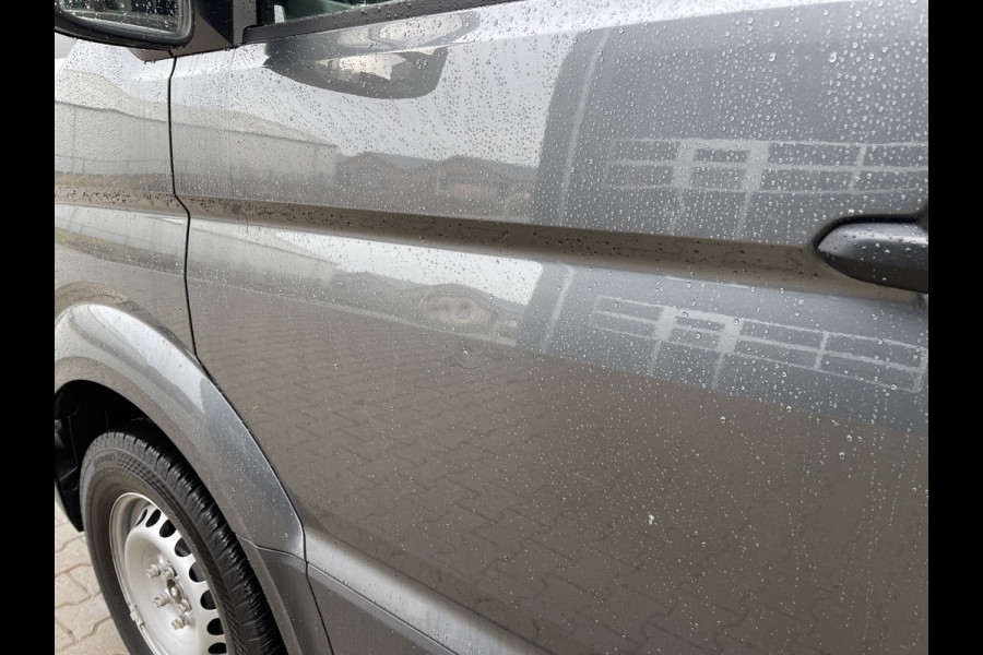Volkswagen Crafter 35 2.0 TDI 140pk automaat L3H3 ( voorheen L2H2 ) Trendline / vaste prijs rijklaar € 16.950 ex btw / lease vanaf € 285 / grijs metallic / airco / cruise / pdc rondom / trekhaak / imperial