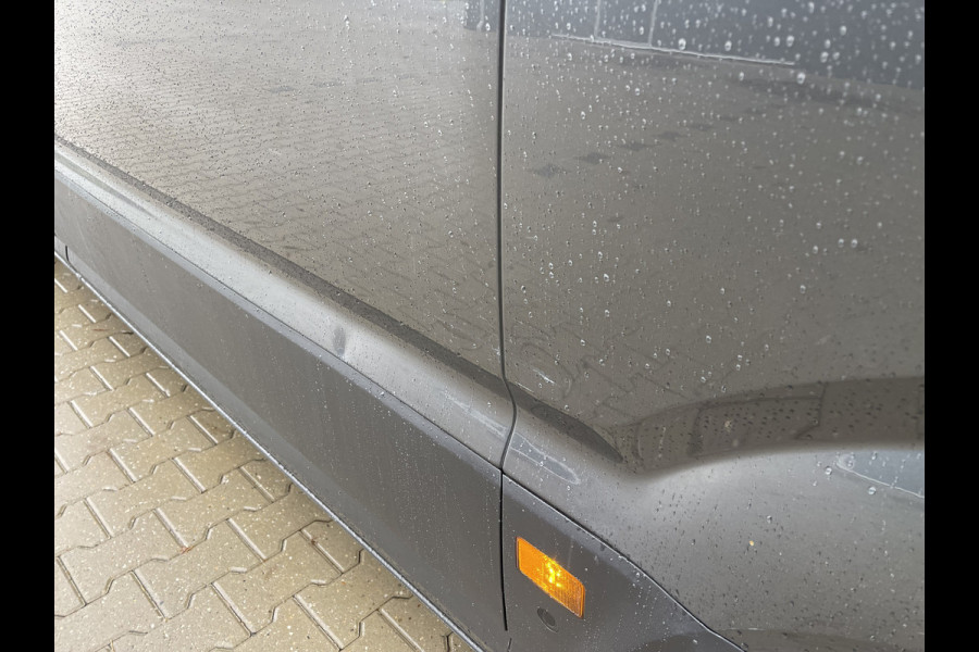 Volkswagen Crafter 35 2.0 TDI 140pk automaat L3H3 ( voorheen L2H2 ) Trendline / vaste prijs rijklaar € 16.950 ex btw / lease vanaf € 285 / grijs metallic / airco / cruise / pdc rondom / trekhaak / imperial