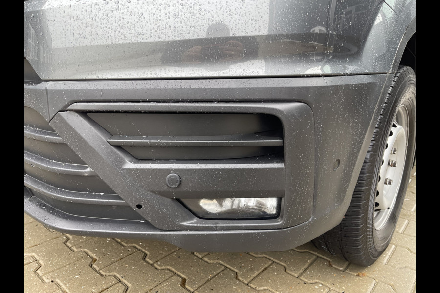 Volkswagen Crafter 35 2.0 TDI 140pk automaat L3H3 ( voorheen L2H2 ) Trendline / vaste prijs rijklaar € 16.950 ex btw / lease vanaf € 285 / grijs metallic / airco / cruise / pdc rondom / trekhaak / imperial