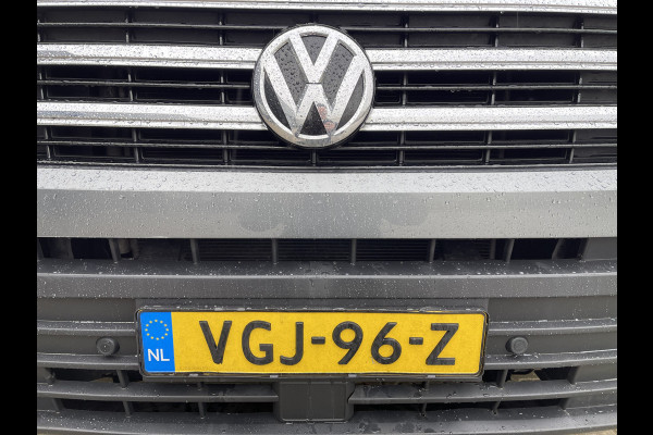 Volkswagen Crafter 35 2.0 TDI 140pk automaat L3H3 ( voorheen L2H2 ) Trendline / vaste prijs rijklaar € 16.950 ex btw / lease vanaf € 285 / grijs metallic / airco / cruise / pdc rondom / trekhaak / imperial