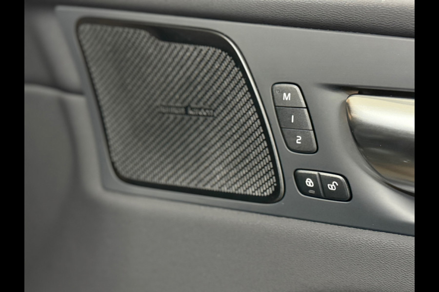 Volvo XC60 2.0 T6 Plug-in hybrid AWD Ultra Black Edition | Pano | Luchtvering | 21' inch | Harman/Kardon | BTW