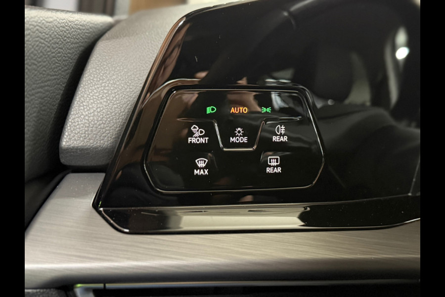 Volkswagen Golf 1.5 eTSI Style | Black Edition | Massagestoel | DAB | 18' inch | Navigatie | Adaptive Cruise | Velours