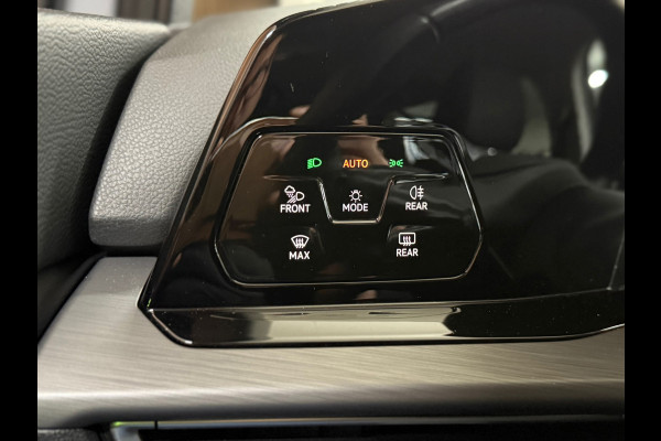 Volkswagen Golf 1.5 eTSI Style | Black Edition | Massagestoel | DAB | 18' inch | Navigatie | Adaptive Cruise | Velours