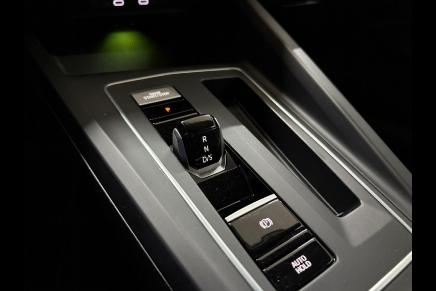 Volkswagen Golf 1.5 eTSI Style | Black Edition | Massagestoel | DAB | 18' inch | Navigatie | Adaptive Cruise | Velours