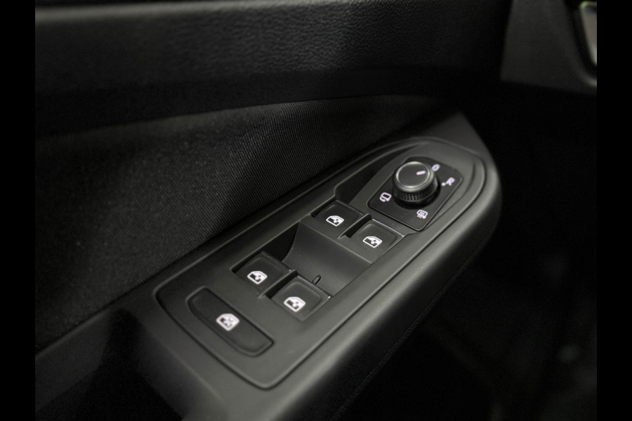 Volkswagen Golf 1.5 eTSI Style | Black Edition | Massagestoel | DAB | 18' inch | Navigatie | Adaptive Cruise | Velours