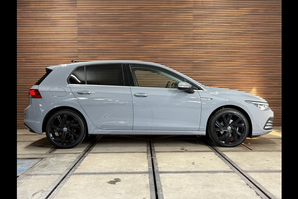 Volkswagen Golf 1.5 eTSI Style | Black Edition | Massagestoel | DAB | 18' inch | Navigatie | Adaptive Cruise | Velours