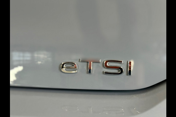 Volkswagen Golf 1.5 eTSI Style | Black Edition | Massagestoel | DAB | 18' inch | Navigatie | Adaptive Cruise | Velours