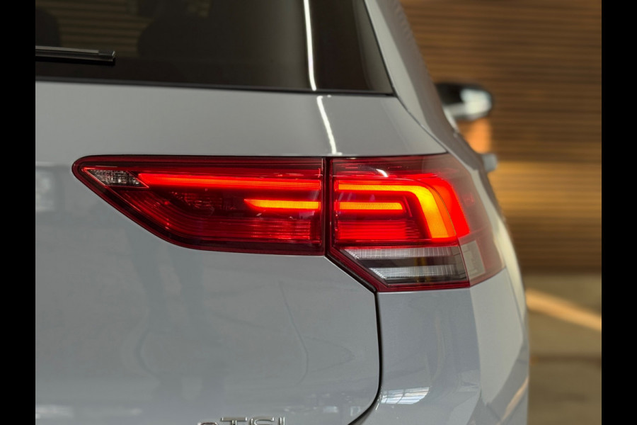 Volkswagen Golf 1.5 eTSI Style | Black Edition | Massagestoel | DAB | 18' inch | Navigatie | Adaptive Cruise | Velours