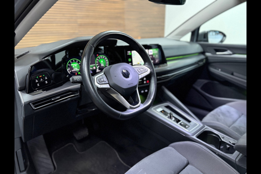 Volkswagen Golf 1.5 eTSI Style | Black Edition | Massagestoel | DAB | 18' inch | Navigatie | Adaptive Cruise | Velours