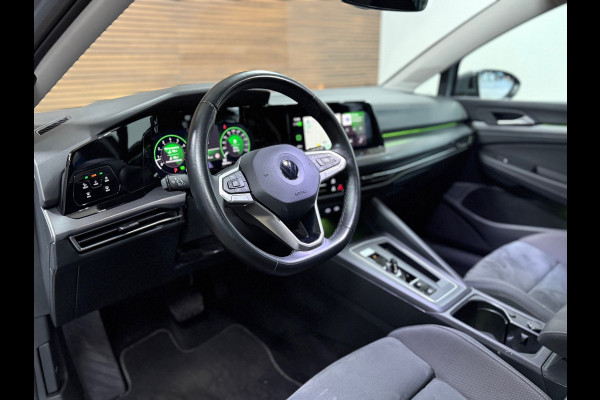 Volkswagen Golf 1.5 eTSI Style | Black Edition | Massagestoel | DAB | 18' inch | Navigatie | Adaptive Cruise | Velours