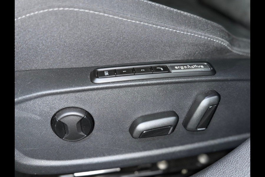 Volkswagen Golf 1.5 eTSI Style | Black Edition | Massagestoel | DAB | 18' inch | Navigatie | Adaptive Cruise | Velours