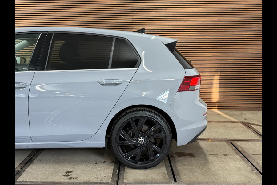 Volkswagen Golf 1.5 eTSI Style | Black Edition | Massagestoel | DAB | 18' inch | Navigatie | Adaptive Cruise | Velours