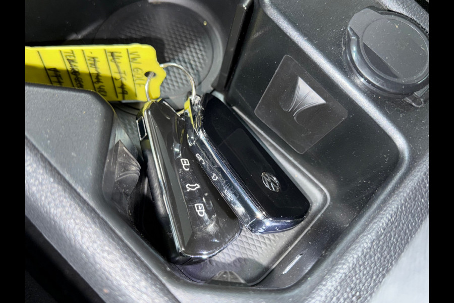 Volkswagen Golf 1.5 eTSI Style | Black Edition | Massagestoel | DAB | 18' inch | Navigatie | Adaptive Cruise | Velours