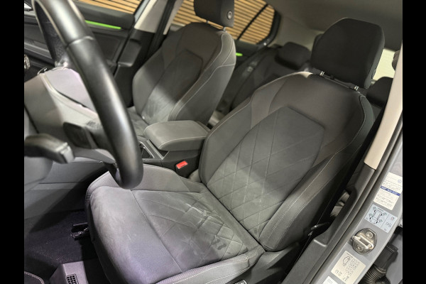 Volkswagen Golf 1.5 eTSI Style | Black Edition | Massagestoel | DAB | 18' inch | Navigatie | Adaptive Cruise | Velours