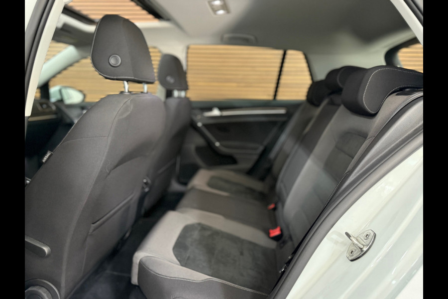 Volkswagen Golf 1.5 TSI Highline PANO/NAVI/CAMERA/LED/SPORTSTOELEN/CLIMATE/PARELMOER !