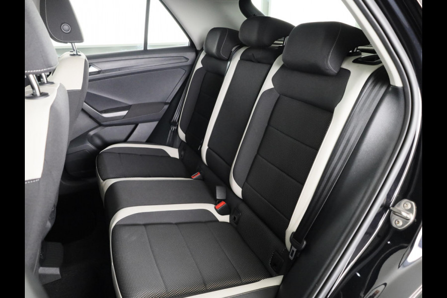 Volkswagen T-Roc 1.5 TSI Sport 150 pk Automaat (DSG) | Navigatie | Panoramadak | Parkeersensoren | Adaptieve cruise control | Keyless |