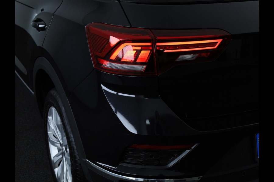 Volkswagen T-Roc 1.5 TSI Sport 150 pk Automaat (DSG) | Navigatie | Panoramadak | Parkeersensoren | Adaptieve cruise control | Keyless |