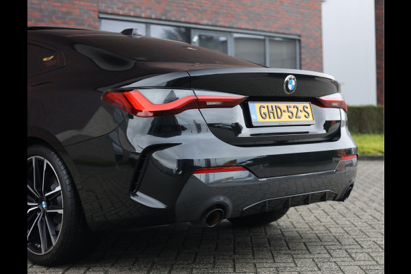 BMW 4 Serie Coupé 420i | M-Sport - HUD - Schuifdak