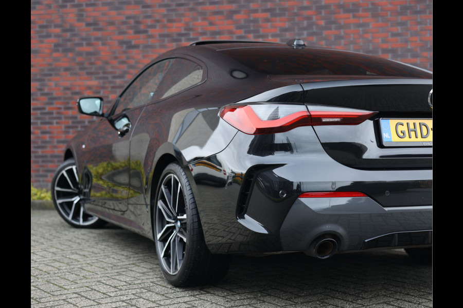 BMW 4 Serie Coupé 420i | M-Sport - HUD - Schuifdak
