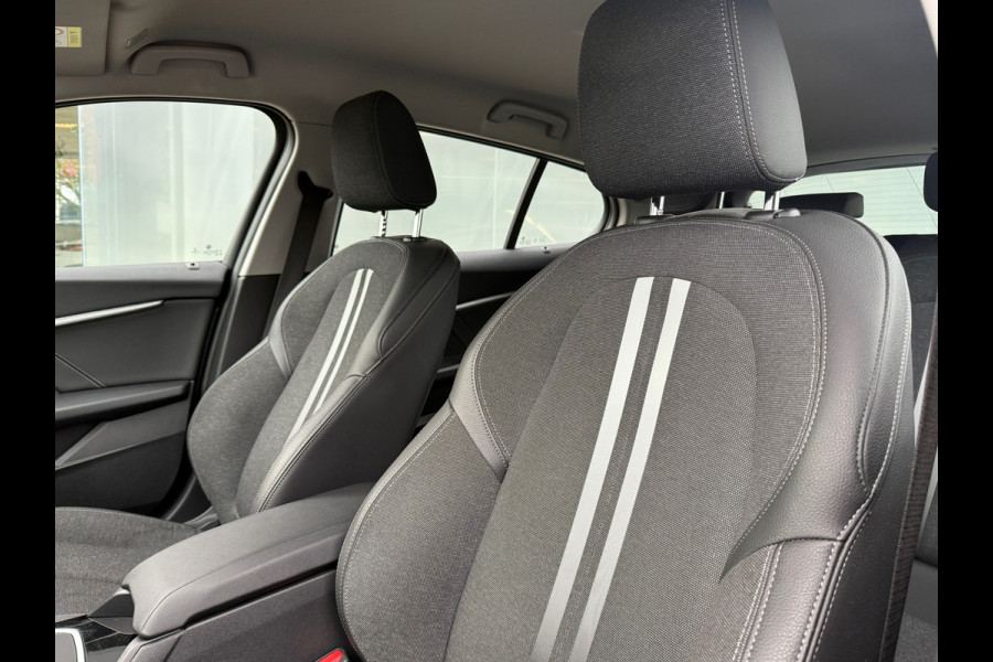 BMW 1-serie 118i AUT Executive SPORT Sportstoelen|LED|Dealer Onderhouden