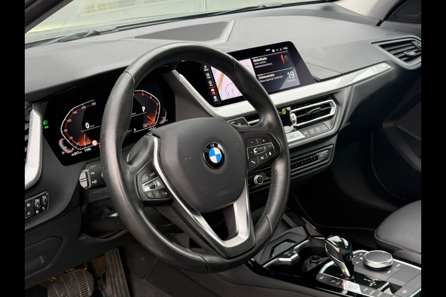 BMW 1-serie 118i AUT Executive SPORT Sportstoelen|LED|Dealer Onderhouden