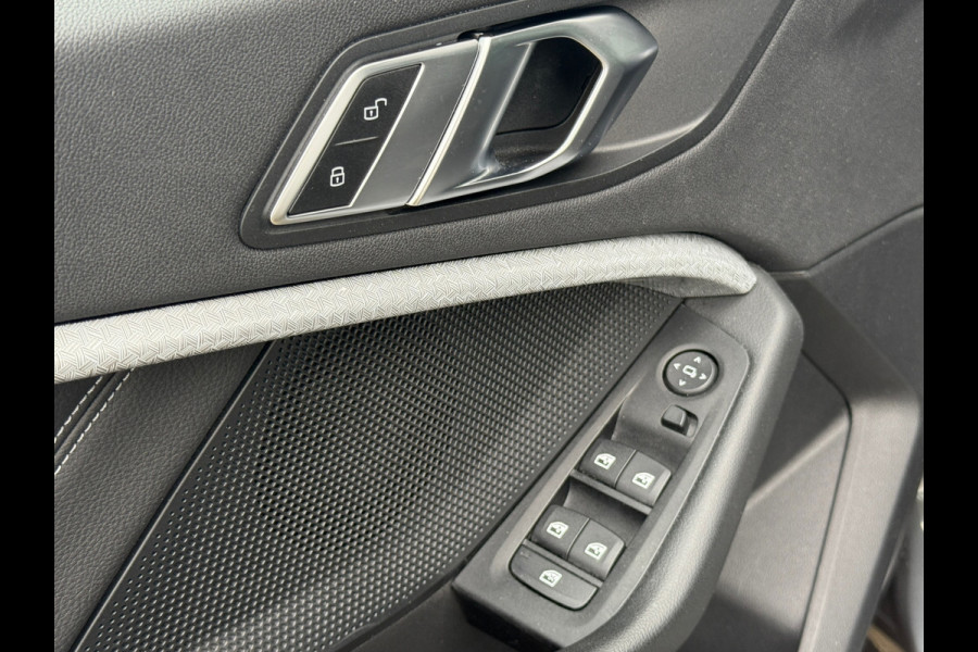 BMW 1-serie 118i AUT Executive SPORT Sportstoelen|LED|Dealer Onderhouden
