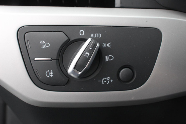 Audi A4 Avant 40 TFSI 204pk S-tronic S-Line Black Edition | Navigatie | Apple Carplay/Android Auto | Adaptive Cruise Control | Parkeersensoren | Camera | Dodehoek Assistent | Elektrische Achterklep | Stoelverwarming | Climate Control |