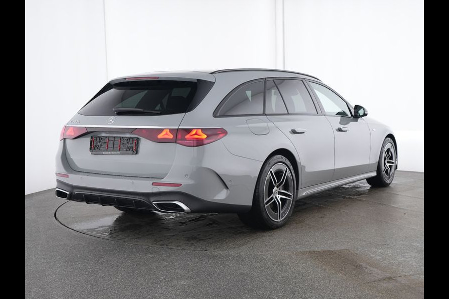 Mercedes-Benz E-Klasse Estate 300 e AMG Plug-In Hybride AMG Line | Night Pakket | MBUX Superscreen | Panorama Schuif-Kanteldak | Head-up-Display | Trekhaak | Distronic. Inclusief 24 maanden MB Certified garantie voor Europa.