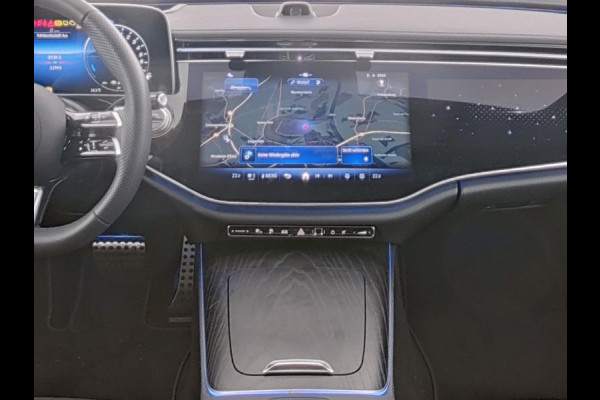 Mercedes-Benz E-Klasse Estate 300 e AMG Plug-In Hybride AMG Line | Night Pakket | MBUX Superscreen | Panorama Schuif-Kanteldak | Head-up-Display | Trekhaak | Distronic. Inclusief 24 maanden MB Certified garantie voor Europa.