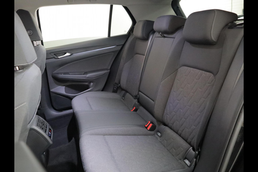 Volkswagen Golf 1.5 eHybrid Life Edition 204 pk Automaat (DSG) | Verlengde garantie | Navigatie via App | Parkeersensoren (Park assist) | Achteruitrijcamera | Stoelverwarming |