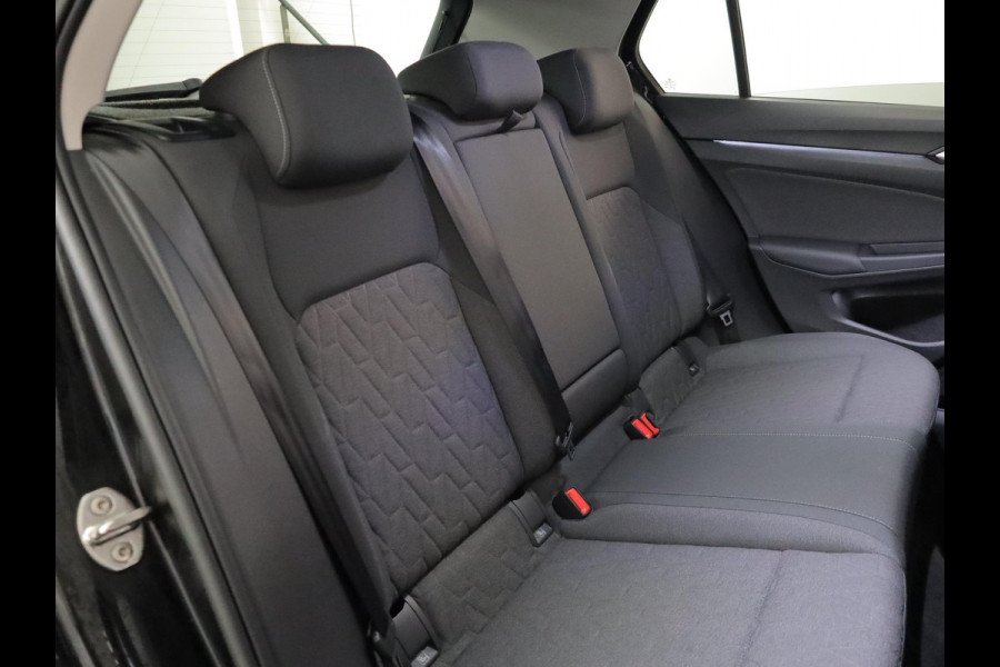 Volkswagen Golf 1.5 eHybrid Life Edition 204 pk Automaat (DSG) | Verlengde garantie | Navigatie via App | Parkeersensoren (Park assist) | Achteruitrijcamera | Stoelverwarming |