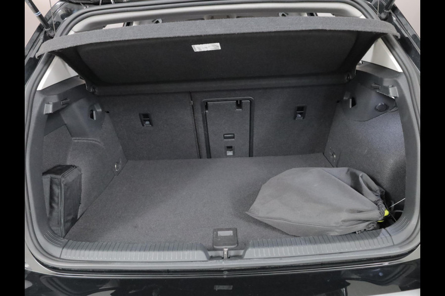 Volkswagen Golf 1.5 eHybrid Life Edition 204 pk Automaat (DSG) | Verlengde garantie | Navigatie via App | Parkeersensoren (Park assist) | Achteruitrijcamera | Stoelverwarming |