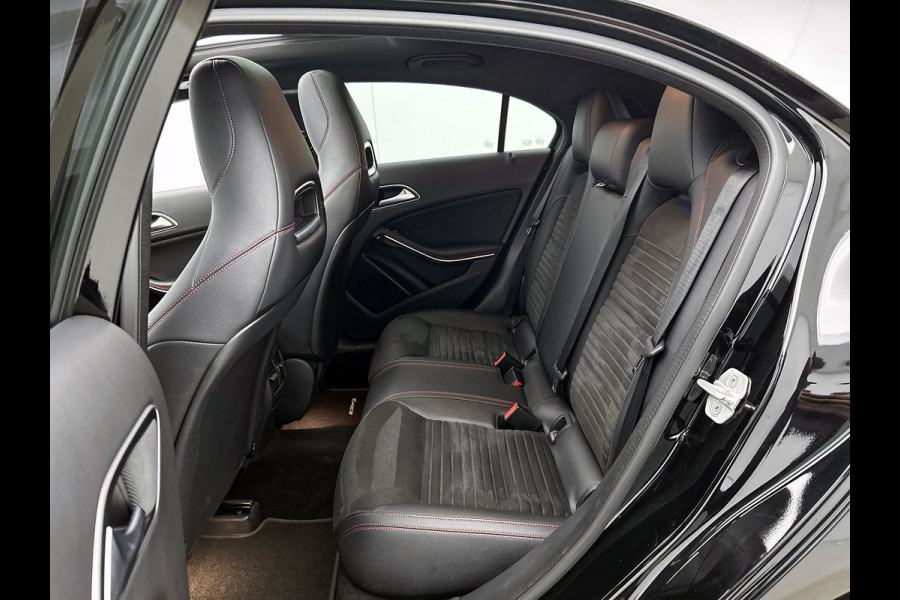 Mercedes-Benz A-Klasse 180 AMG Automaat (Dealer OnderH, NL-auto, Panorama, SfeerV, Harman/ Kardon, Carplay, Navi, Etc)