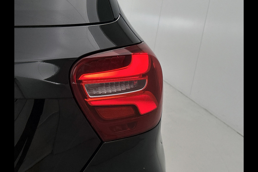Mercedes-Benz A-Klasse 180 AMG Automaat (Dealer OnderH, NL-auto, Panorama, SfeerV, Harman/ Kardon, Carplay, Navi, Etc)