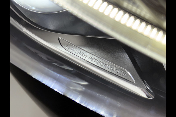 Mercedes-Benz A-Klasse 180 AMG Automaat (Dealer OnderH, NL-auto, Panorama, SfeerV, Harman/ Kardon, Carplay, Navi, Etc)