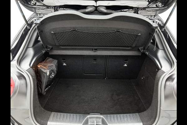 Mercedes-Benz A-Klasse 180 AMG Automaat (Dealer OnderH, NL-auto, Panorama, SfeerV, Harman/ Kardon, Carplay, Navi, Etc)