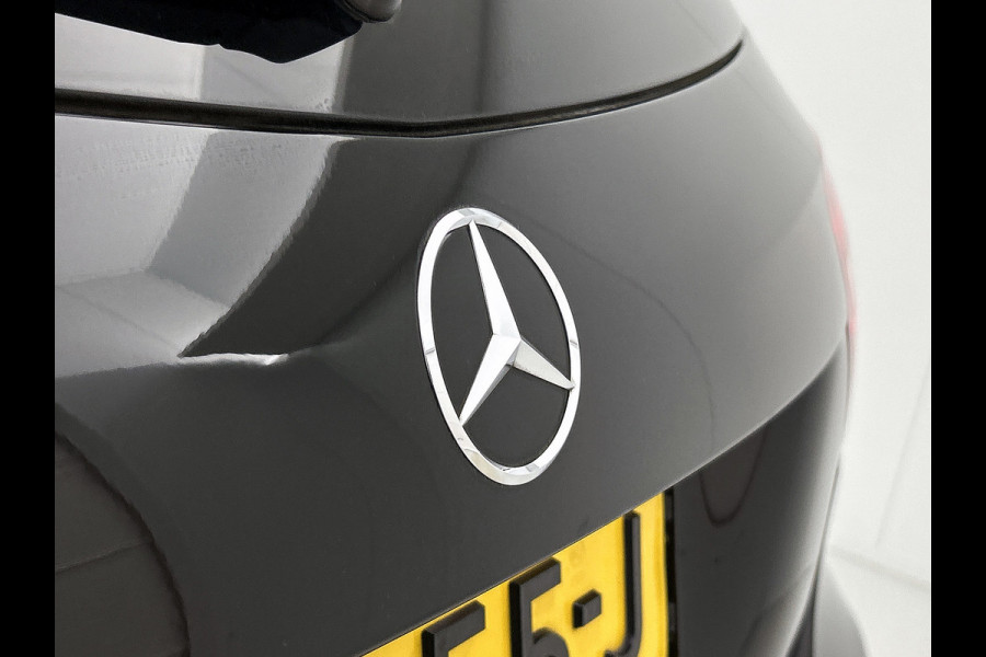 Mercedes-Benz A-Klasse 180 AMG Automaat (Dealer OnderH, NL-auto, Panorama, SfeerV, Harman/ Kardon, Carplay, Navi, Etc)