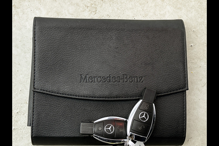 Mercedes-Benz A-Klasse 180 AMG Automaat (Dealer OnderH, NL-auto, Panorama, SfeerV, Harman/ Kardon, Carplay, Navi, Etc)