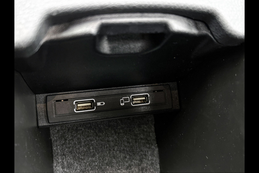 Mercedes-Benz A-Klasse 180 AMG Automaat (Dealer OnderH, NL-auto, Panorama, SfeerV, Harman/ Kardon, Carplay, Navi, Etc)