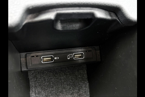 Mercedes-Benz A-Klasse 180 AMG Automaat (Dealer OnderH, NL-auto, Panorama, SfeerV, Harman/ Kardon, Carplay, Navi, Etc)