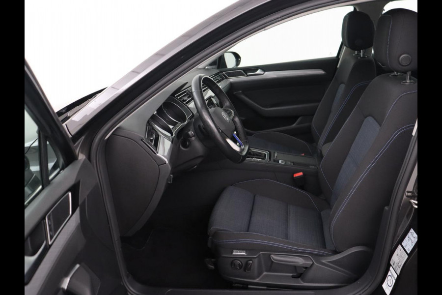 Volkswagen Passat 1.4 TSI PHEV GTE | Stoelverwarming | Adaptive cruise | Carplay | Navigatie | 18'' | Matrix LED | Parkeerhulp | Bluetooth | Plug In