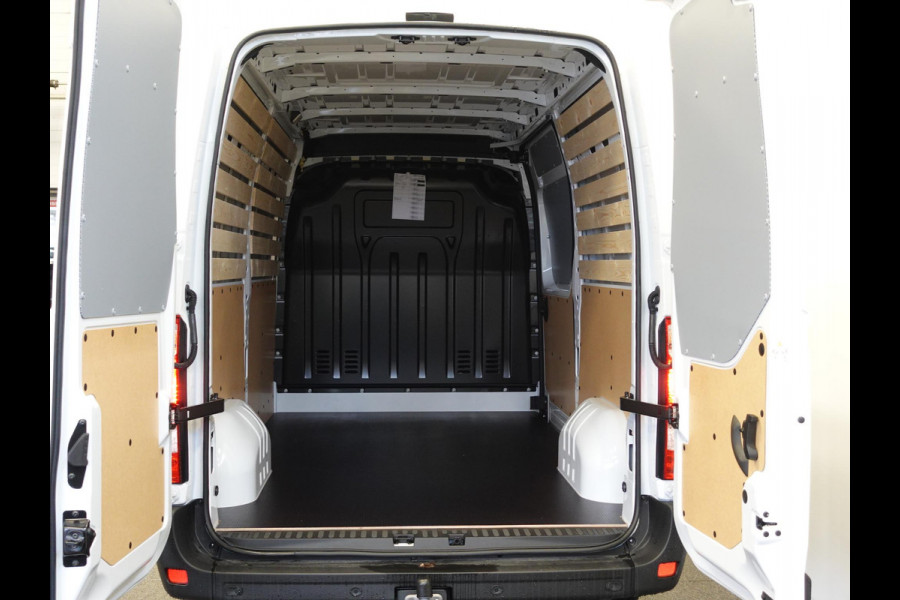 Renault Master T33 2.3 dCi 135 L2H2 BPM VRIJ! Airco Cruise control Parkeersensoren Navigatie Trekhaak