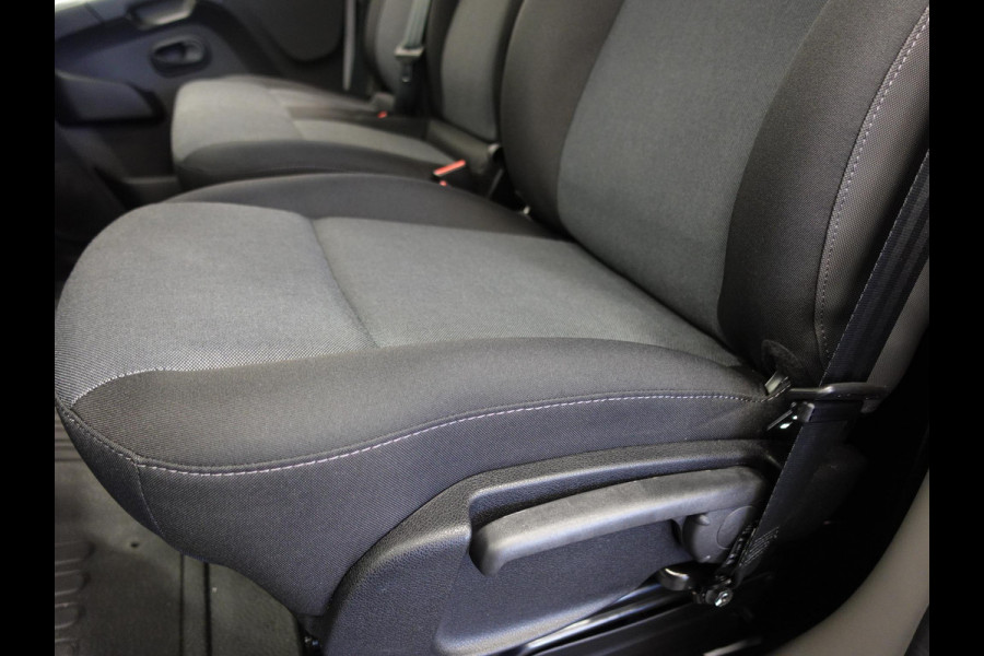 Renault Master T33 2.3 dCi 135 L2H2 BPM VRIJ! Airco Cruise control Parkeersensoren Navigatie Trekhaak